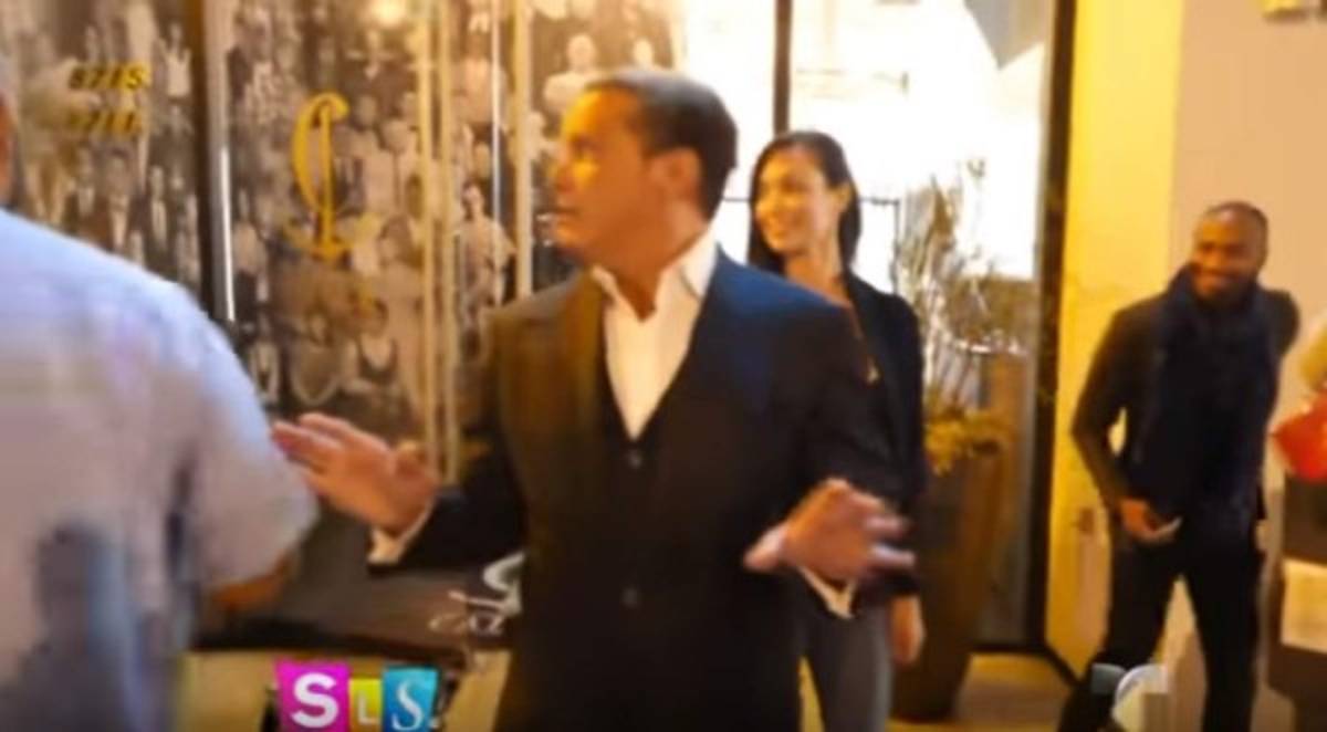 Gustoso posó junto a sus fans, incluso besó en la mejilla a una de ellas. Foto captura YouTube