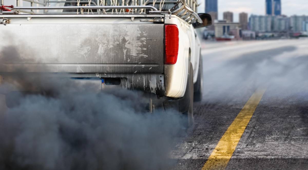 Otra de las causas de ver aceite salir por el escape es cuando existe una grieta en el bloque motor. Esto provoca pérdida de potencia, ruidos extraños y movimientos bruscos en el carro.