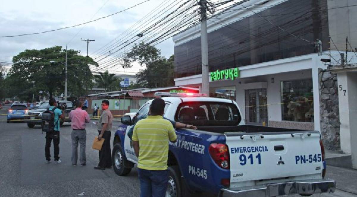 Al lugar de los hechos se hicieron presente las autoridades policiales y colegas de Igor Padilla. (Fotos: EL HERALDO Honduras / Noticias EL HERALDO / Sucesos de Honduras / EL HERALDO)