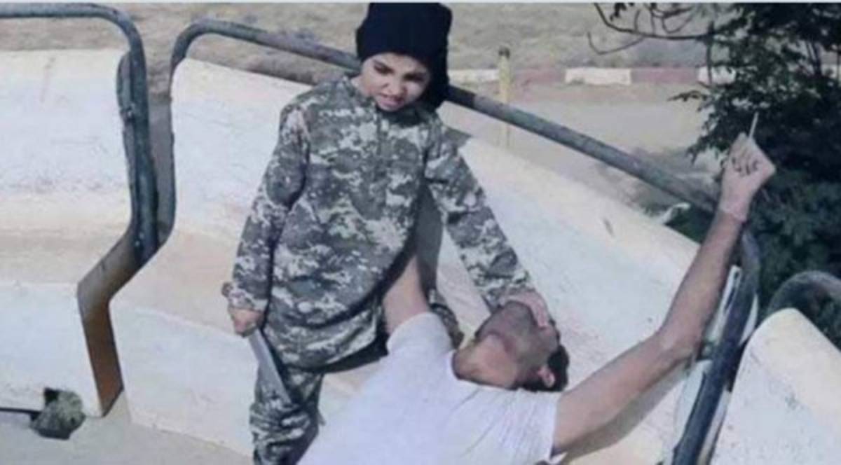 Estado Islámico divulga videos de niños asesinando a tres hombres