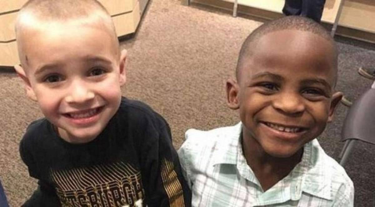 Niño se corta el pelo como su amigo de origen africano para confundir a su maestra