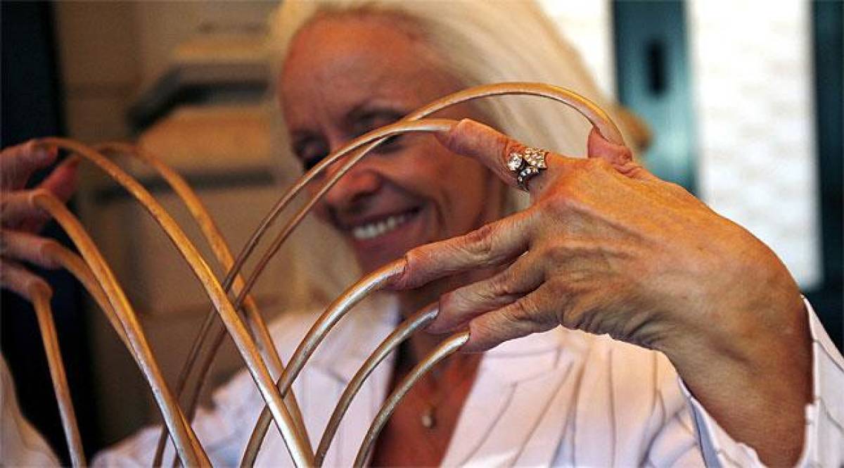 Lee Redmond, la mujer con las uñas más largas del mundo