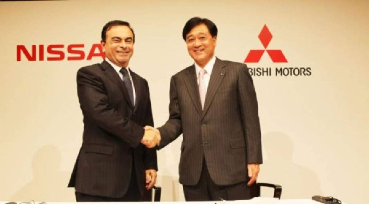 Carlos Ghosn, presidente ejecutivo y presidente de Nissan a la izquierda, y Osamu Masuko, presidente de la junta y director ejecutivo de Mitsubishi.
