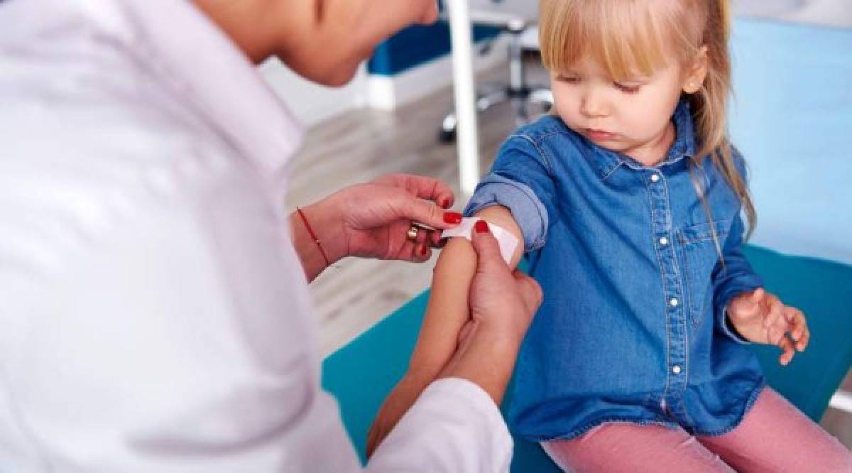 Al momento de aplicar la vacuna el menor debe estar sentado y, según la edad, que esté con la madre o el padre, sobre su regazo.