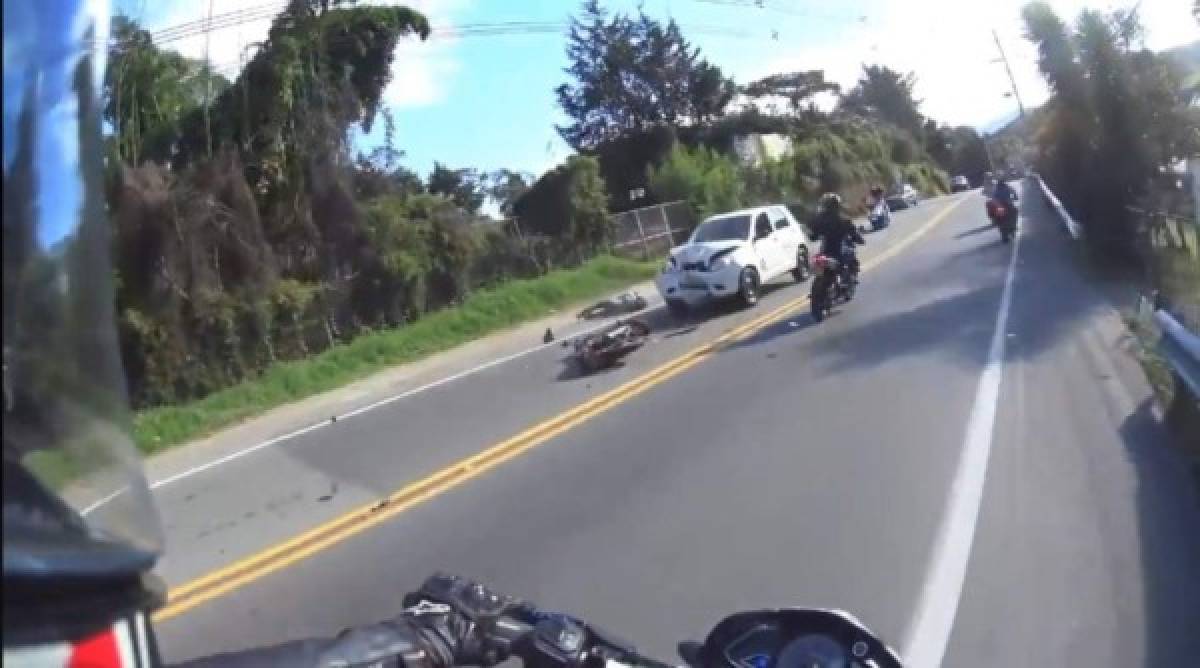 Hombre sufre aparatoso accidente al chocar con su motocicleta en un vehículo
