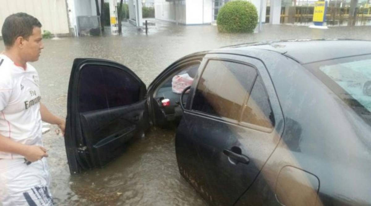 Fuertas lluvias dejan calles inundadas en el norte de Honduras