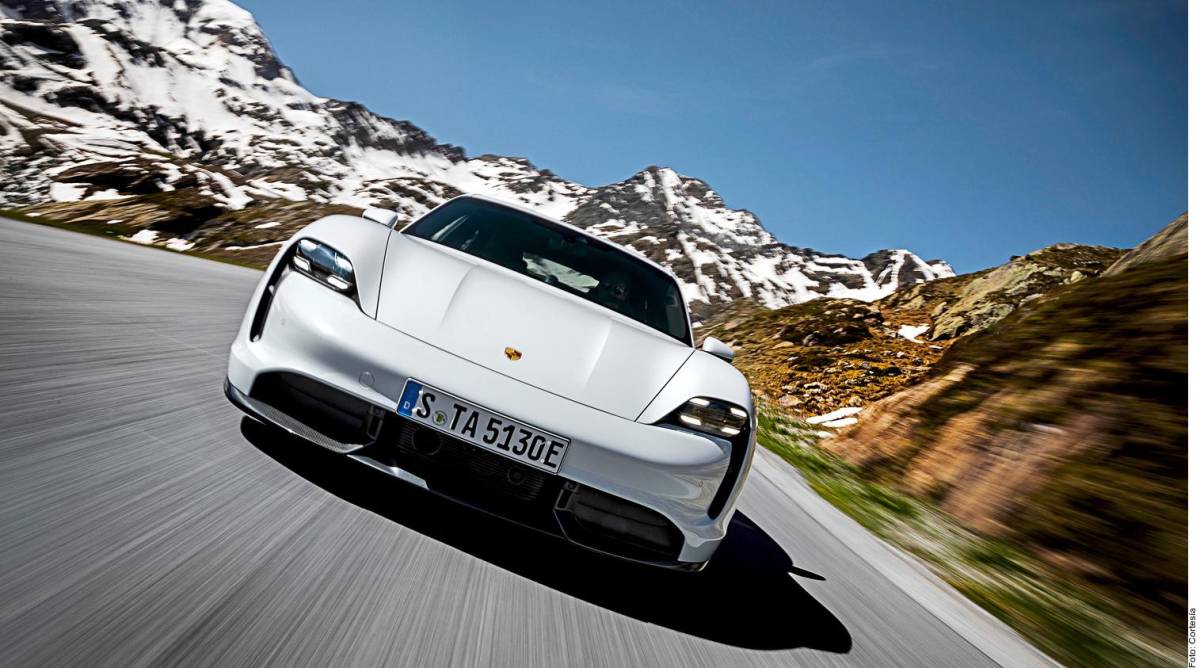 El auto de Porsche ofrece 412 kilómetros de autonomía eléctrica por carga.