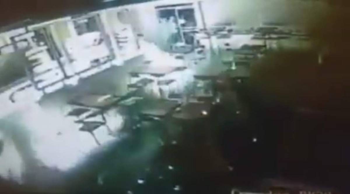 VIDEO: Vándalos le prenden fuego a un restaurante frente a la UNAH
