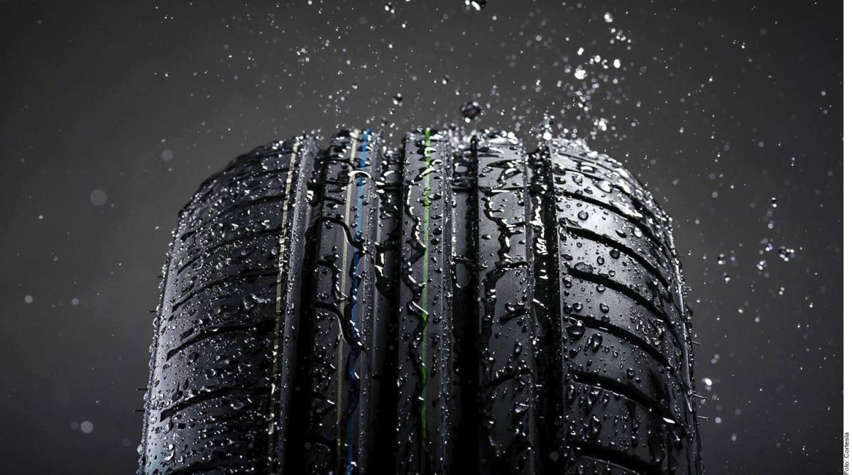 Otro punto a considerar sobre los neumáticos en buen estado, es que bajo condiciones de lluvia pueden llegar a expulsar hasta 30 litros de agua por segundo a una velocidad de 100 km/h.