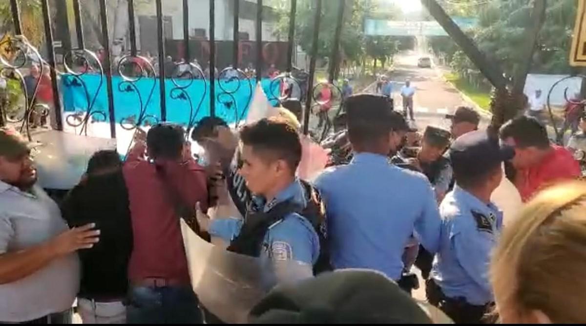 Botellazos, insultos y empujones en confrontación de colectivos de Libre y policías en Infop