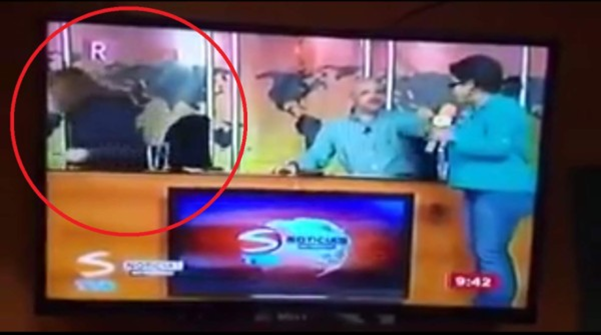 Momento en que Natalya se levanta del set de telvisión molesta.