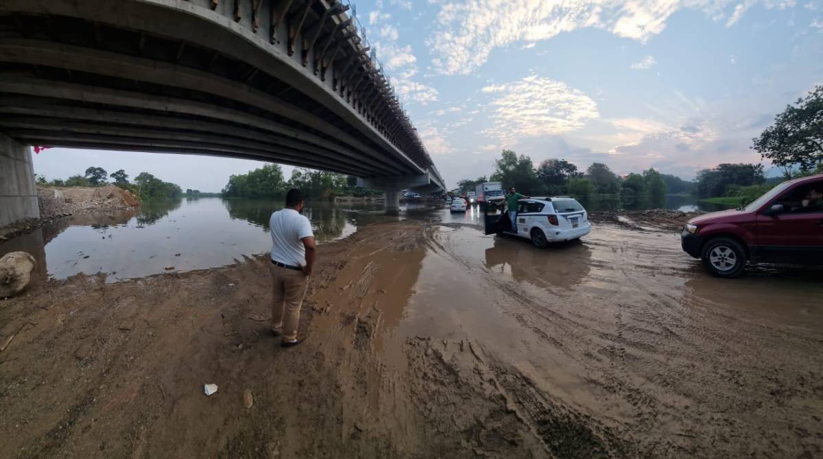 Vehículos optaron por tomar rutas alternas ante el pesado tráfico producto de las protestas.
