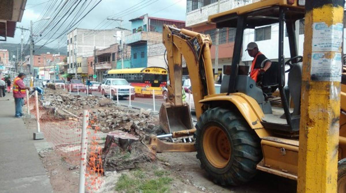 Alcaldía inicia trabajos de cambio de tubería en avenida Gutemberg