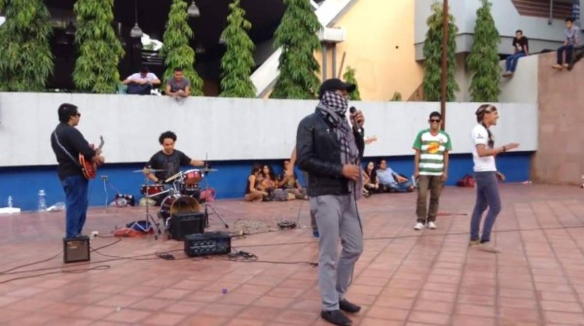 Estudiantes de la UNAH se mofan de la rectora Julieta Castellanos