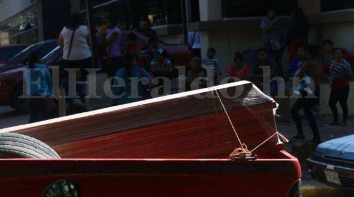 Honduras: Entregan a familias cuerpos de jóvenes víctimas de masacre en velorio