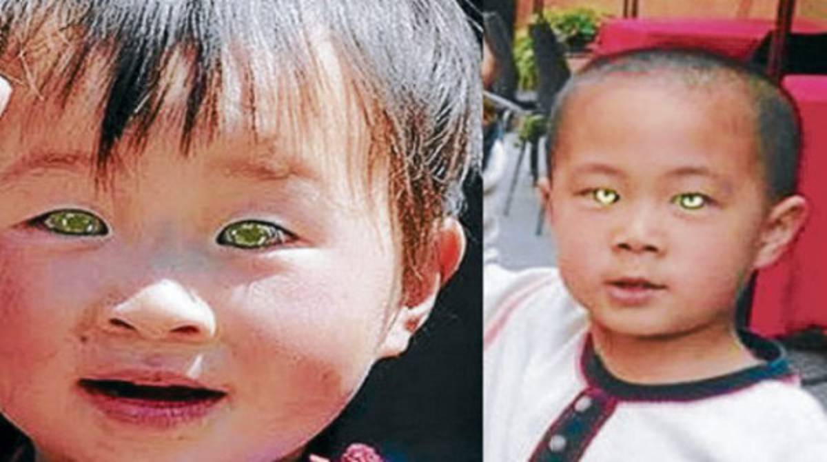 Niño de China mira en la oscuridad