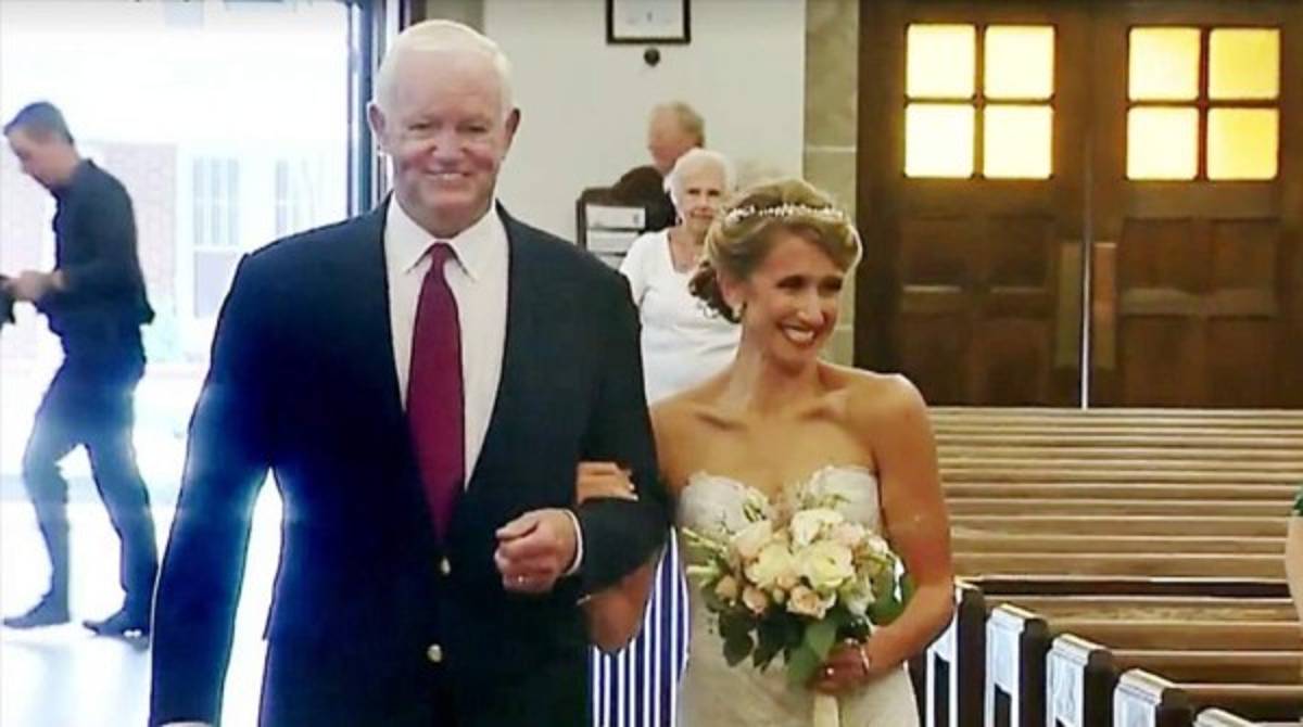 Novia va al altar del brazo del hombre al que su padre donó el corazón (Fotos: Redes)