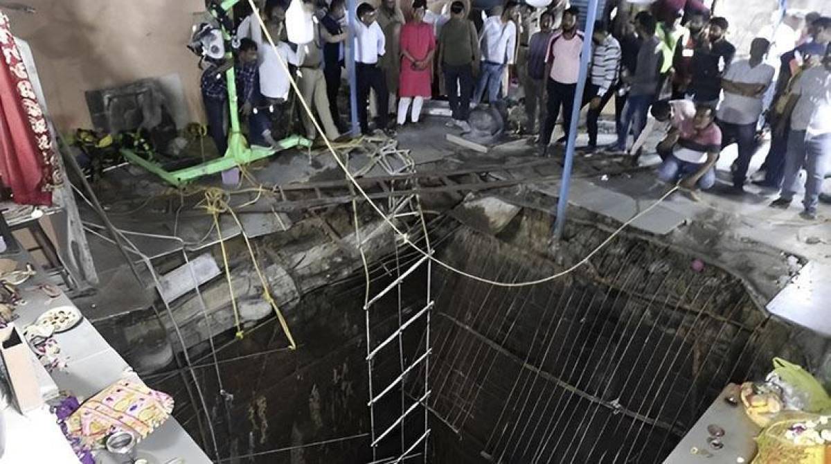 Colapso del piso de un templo en India deja 36 muertos
