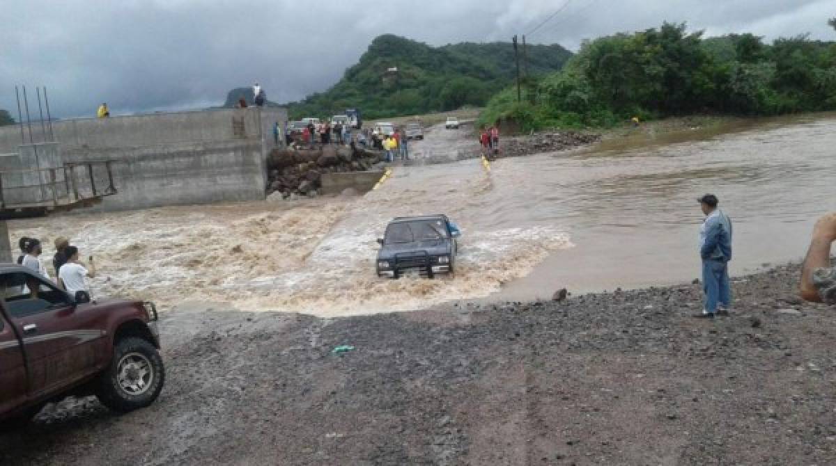 Imprudencia: Hondureños que retaron a la naturaleza cruzando ríos en temporada de lluvias