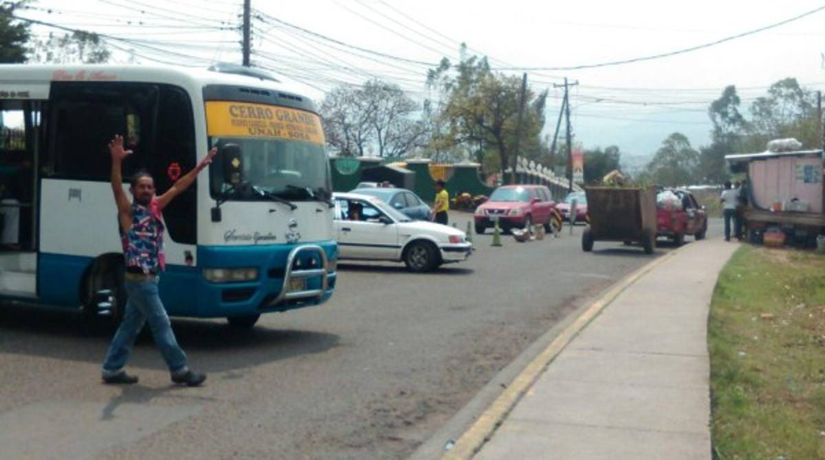 Transportistas irrespetan separadores de tránsito ubicados en la entrada a Suyapa