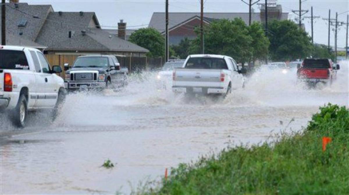 Casas inundadas en Texas y Oklahoma; un bombero muere