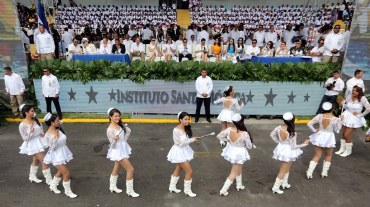 Bastoneras, dueñas de la pasarela cívica