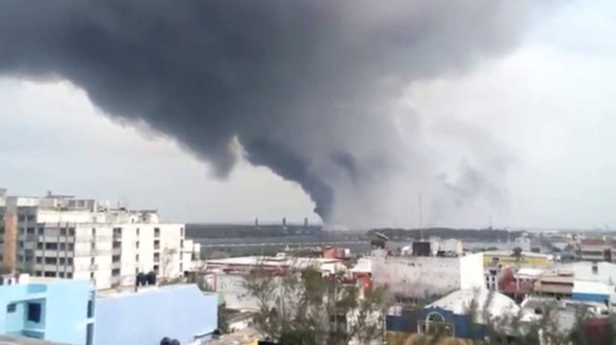 México: Suben a 13 los muertos en explosión en petroquímica