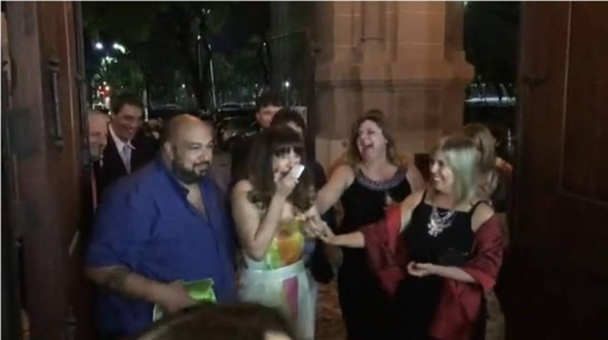 La invitan a una boda y cuando llega, se da cuenta que la novia es ella