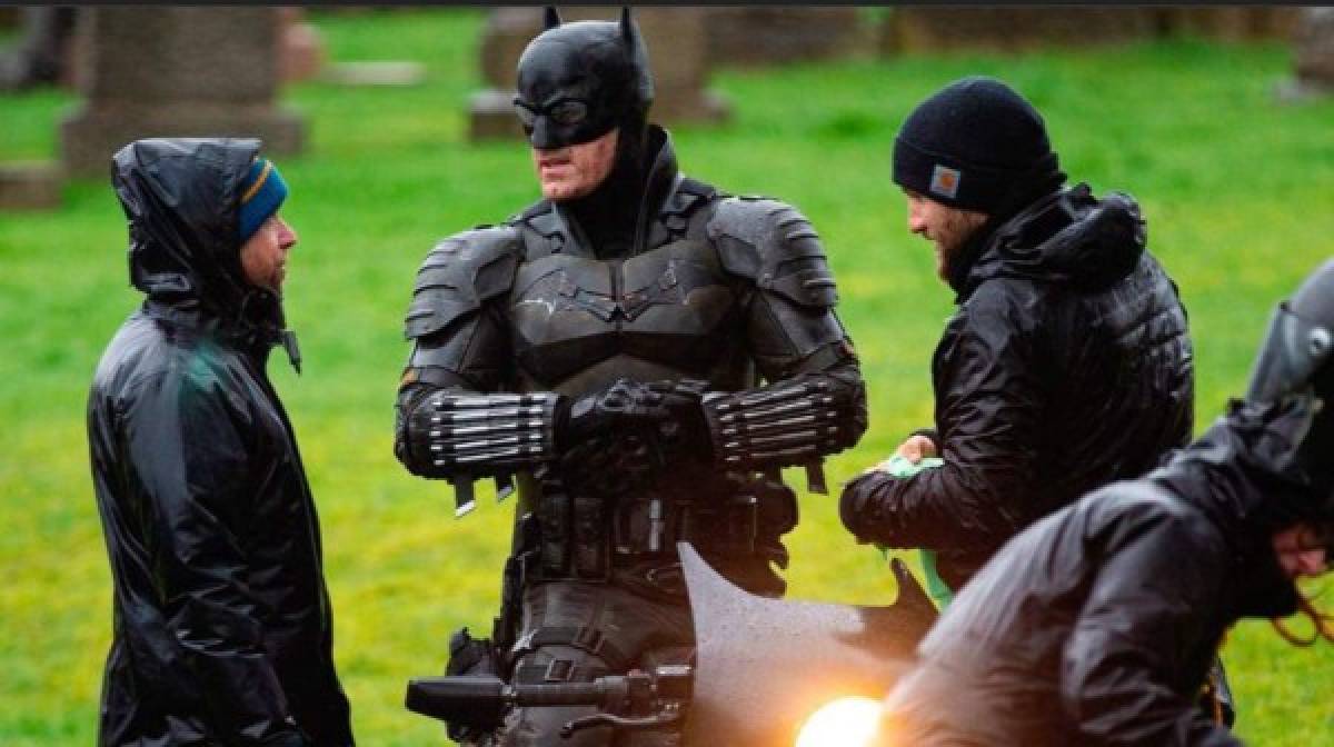 Filtran nuevas fotos del traje que usará Robert Pattinson en Batman