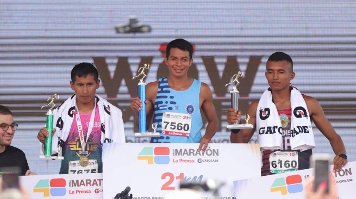 El salvadoreño Benjamín Jiménez a la hora de recibir el premio por el primer lugar de la edición<b> </b>48 de la Maratón Internacional de Diario LA PRENSA.