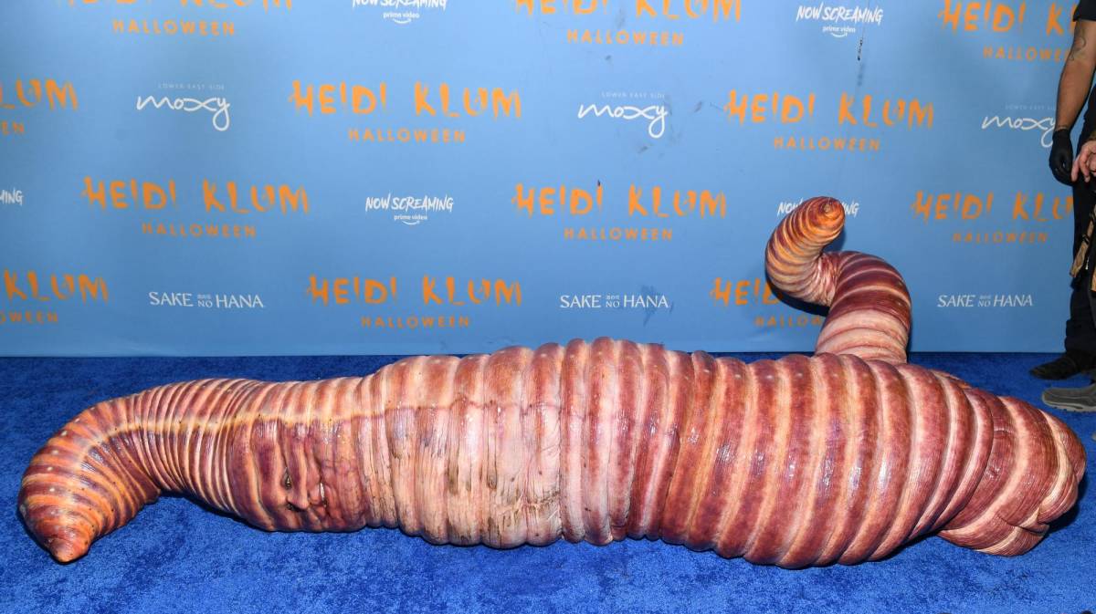 Heidi Klum incluso se movió como un gusano durante su presentación ante los medios.