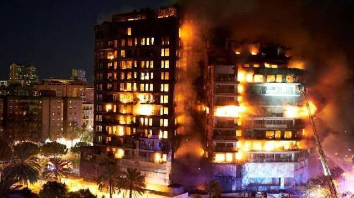 El infierno desatado en edificio de apartamentos en Valencia, España