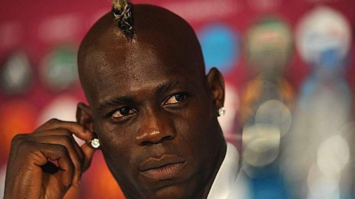 Mario Balotelli fue detenido por conducir un Ferrari a más de 200 kilómetros por hora