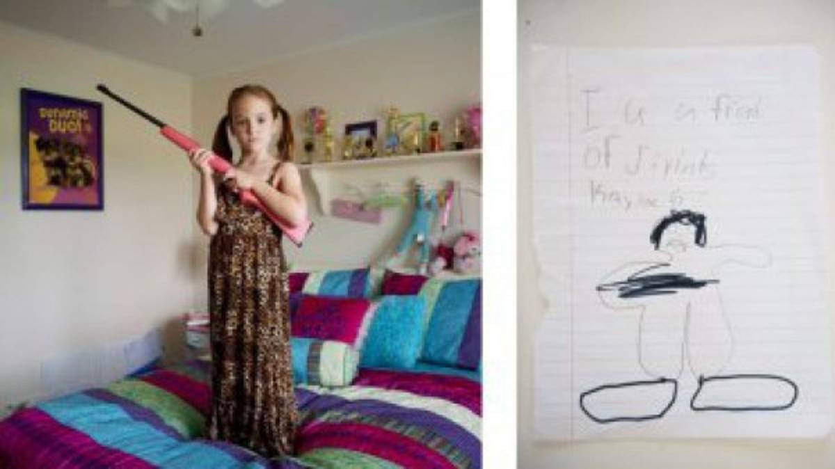 Las temibles 'niñas fusil' que se exhiben armadas a los 5 años