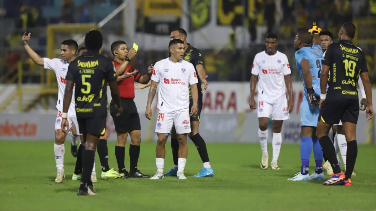 ¡Marcos Montiel inció todo! El agarrón entre jugadores de Real España y Olimpia en el clásico