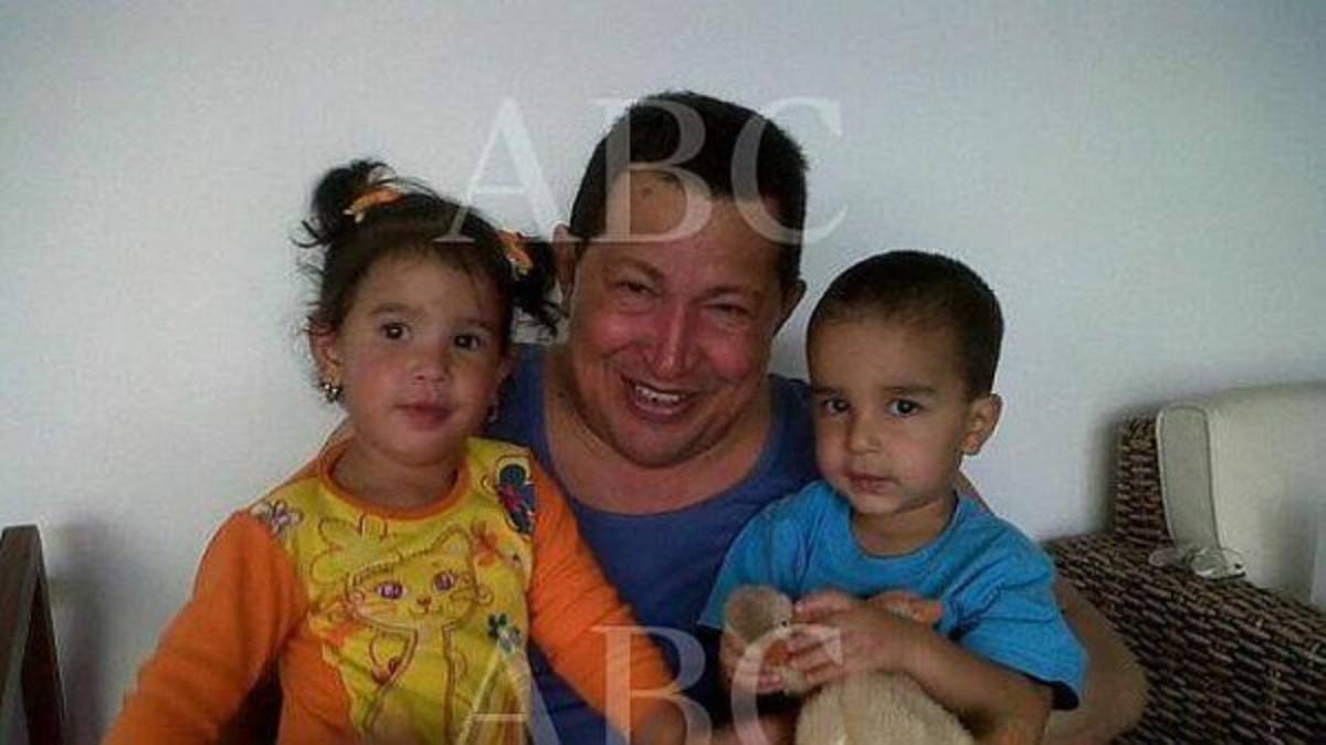 Maduro confirma que Hugo Chávez tuvo hija con azafata del avión presidencial