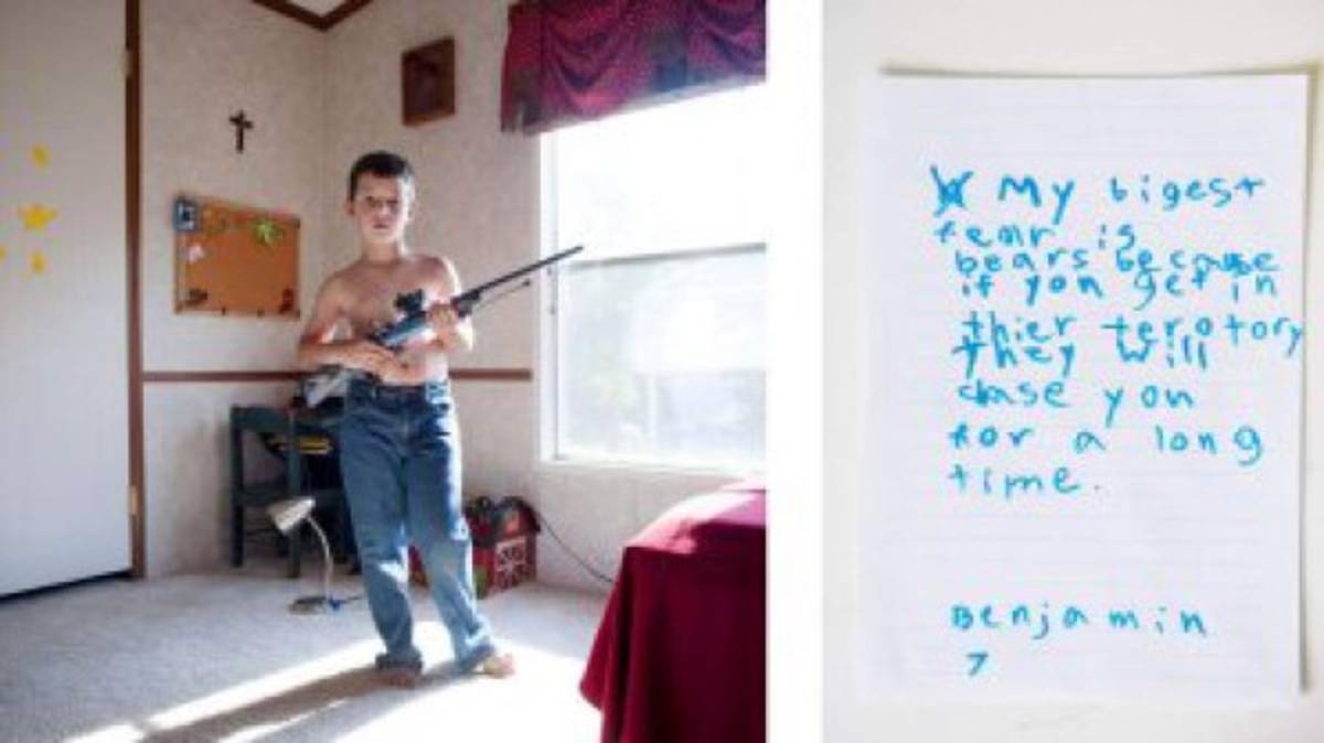 Las temibles 'niñas fusil' que se exhiben armadas a los 5 años