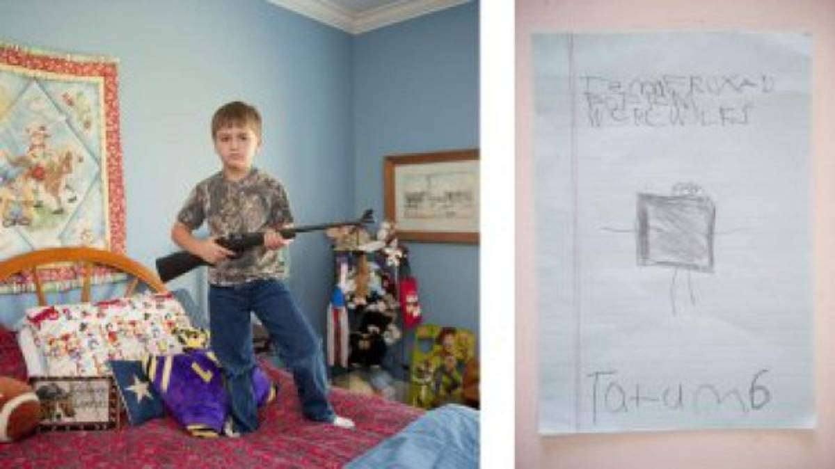 Las temibles 'niñas fusil' que se exhiben armadas a los 5 años