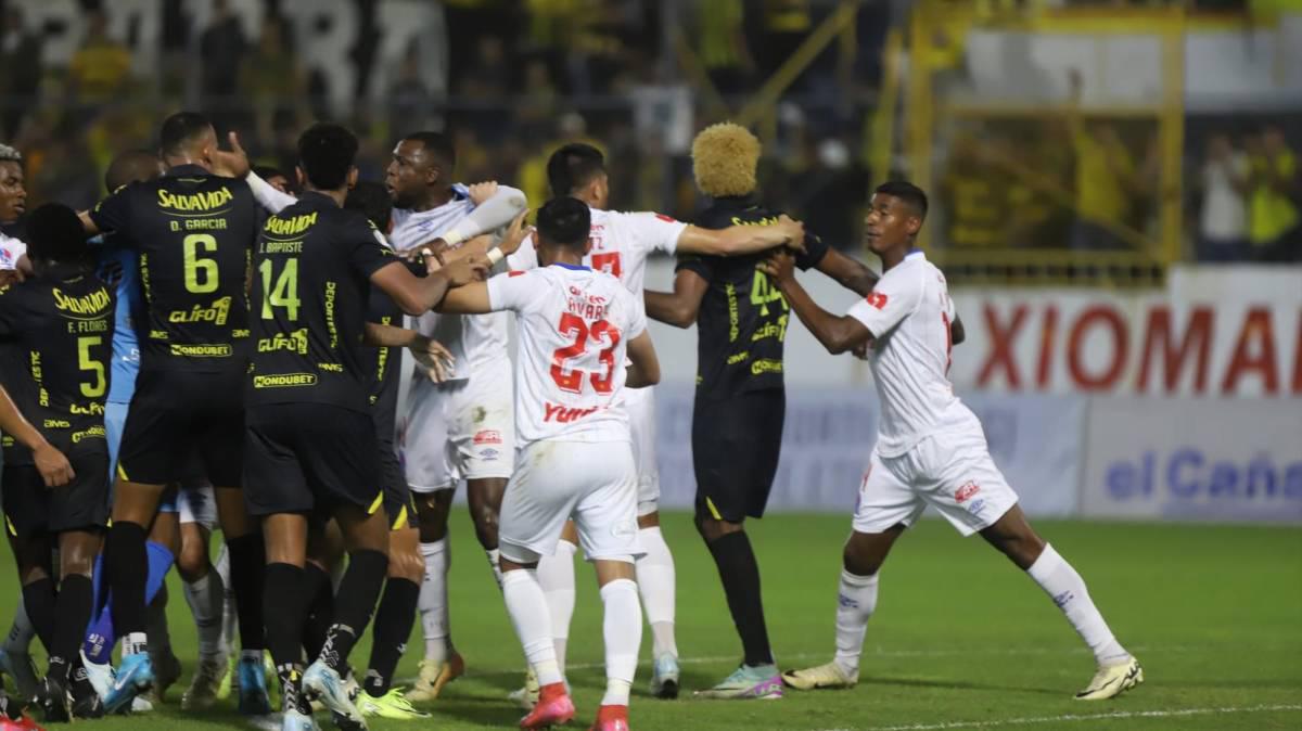 ¡Marcos Montiel inció todo! El agarrón entre jugadores de Real España y Olimpia en el clásico