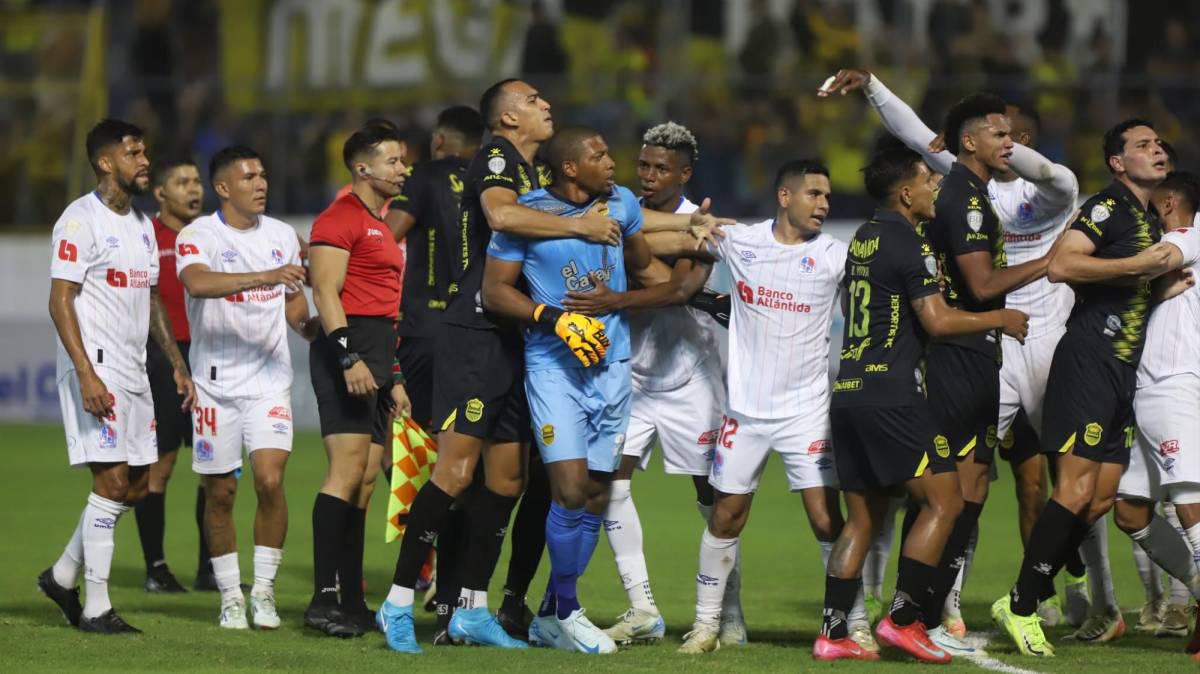 ¡Marcos Montiel inció todo! El agarrón entre jugadores de Real España y Olimpia en el clásico