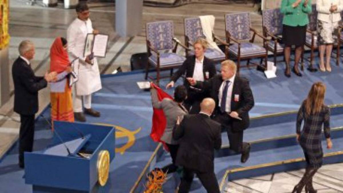 Joven con bandera mexicana interrumpió premiación de Malala