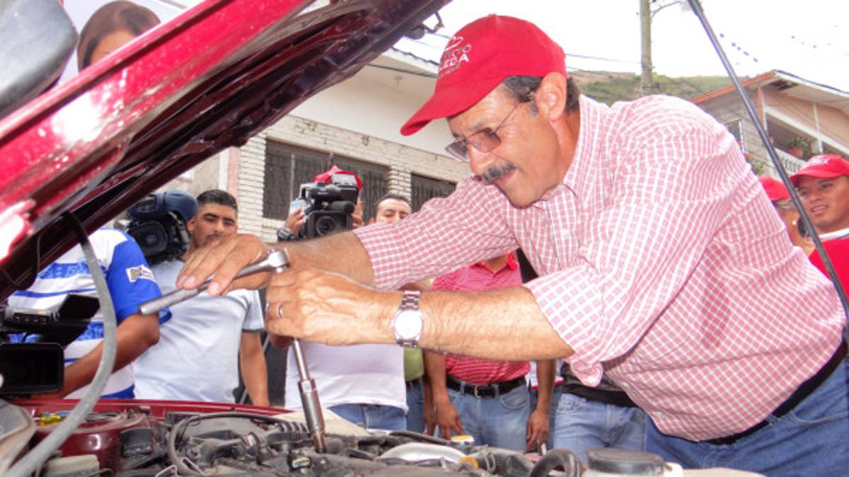 Villeda repara carro de ciudadano en El Chile