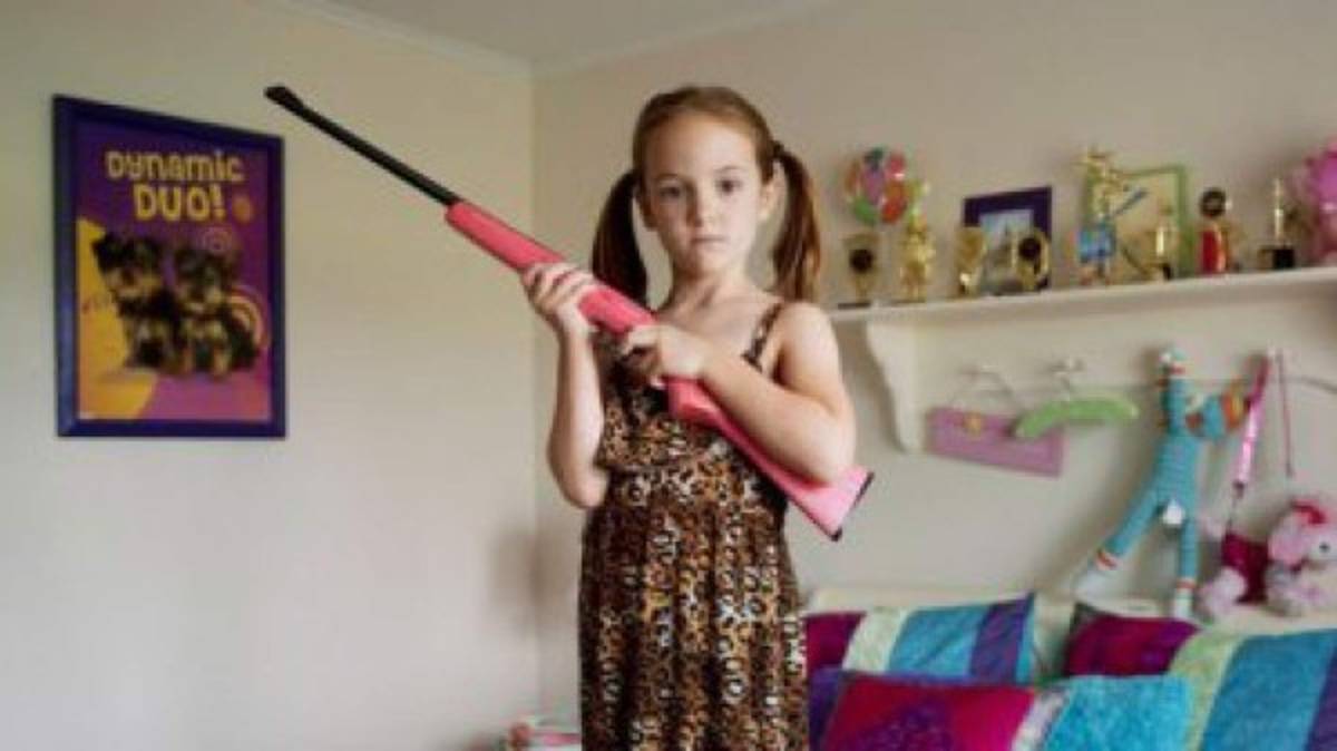 Las temibles 'niñas fusil' que se exhiben armadas a los 5 años