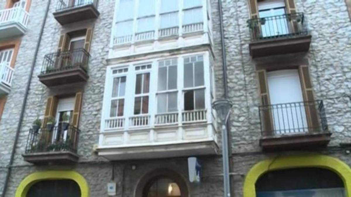 Abusó de una bebé y al ser descubierto la tiró por una ventana