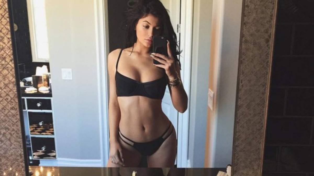 Kylie Jenner presume sus curvas en un diminuto bikini