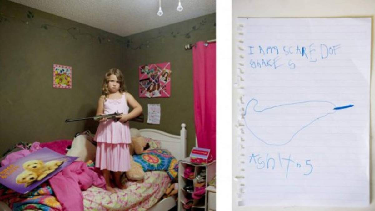 Las temibles 'niñas fusil' que se exhiben armadas a los 5 años