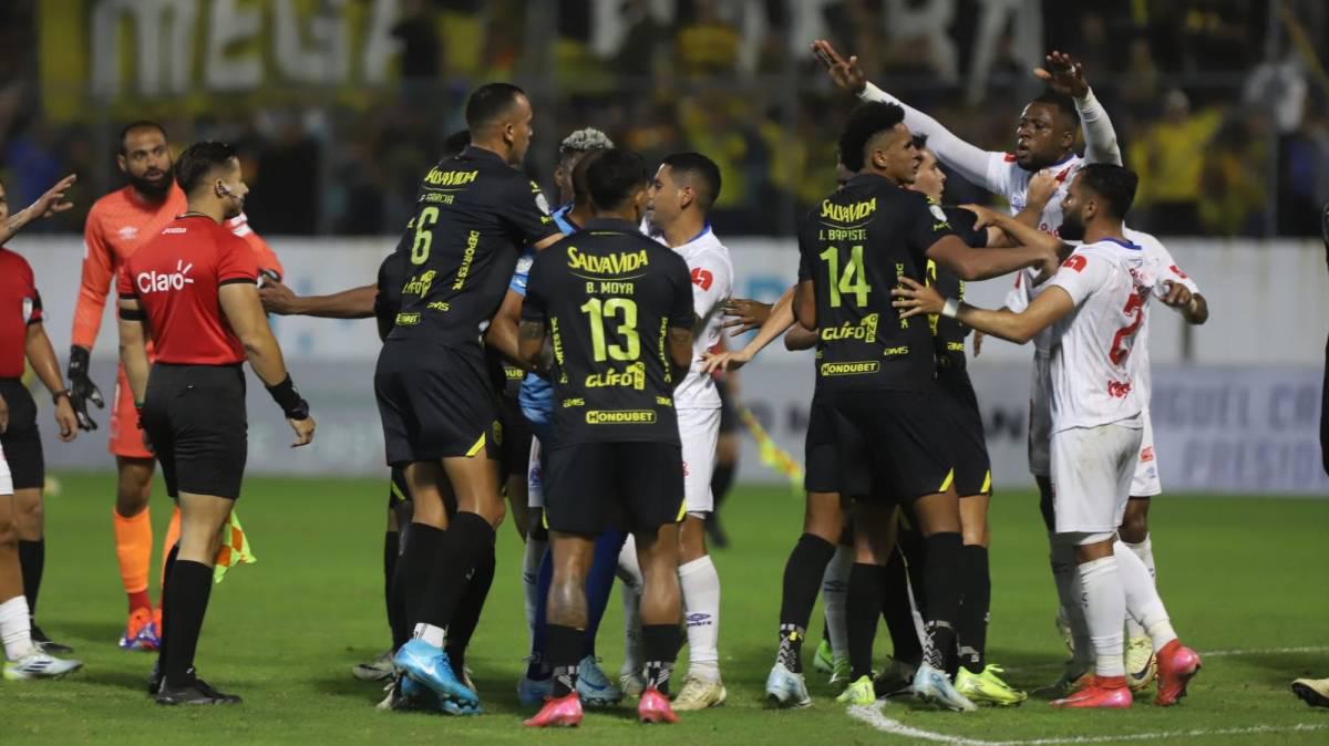 ¡Marcos Montiel inció todo! El agarrón entre jugadores de Real España y Olimpia en el clásico