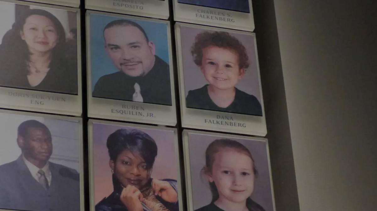 Este mural muestra a la mayoría de las víctimas identificadas.