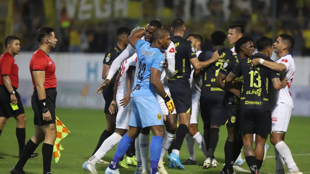 ¡Marcos Montiel inció todo! El agarrón entre jugadores de Real España y Olimpia en el clásico