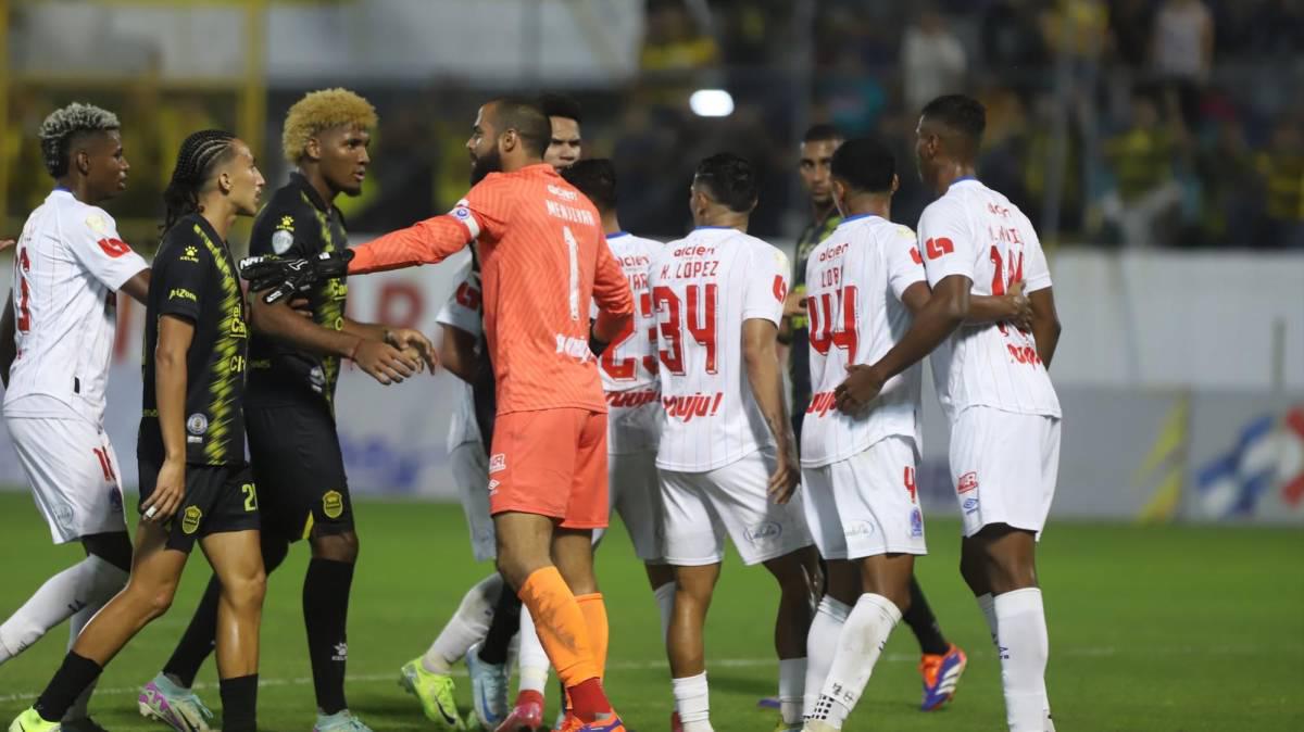 ¡Marcos Montiel inció todo! El agarrón entre jugadores de Real España y Olimpia en el clásico